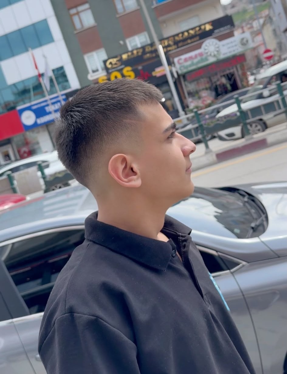 Kısa crew cut ve fade kesim