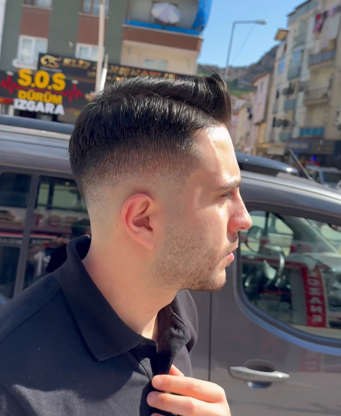 Parlak pompadour ve skin fade