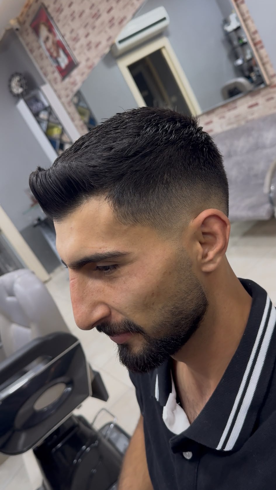Pompadour fade ve sakal, polo yaka