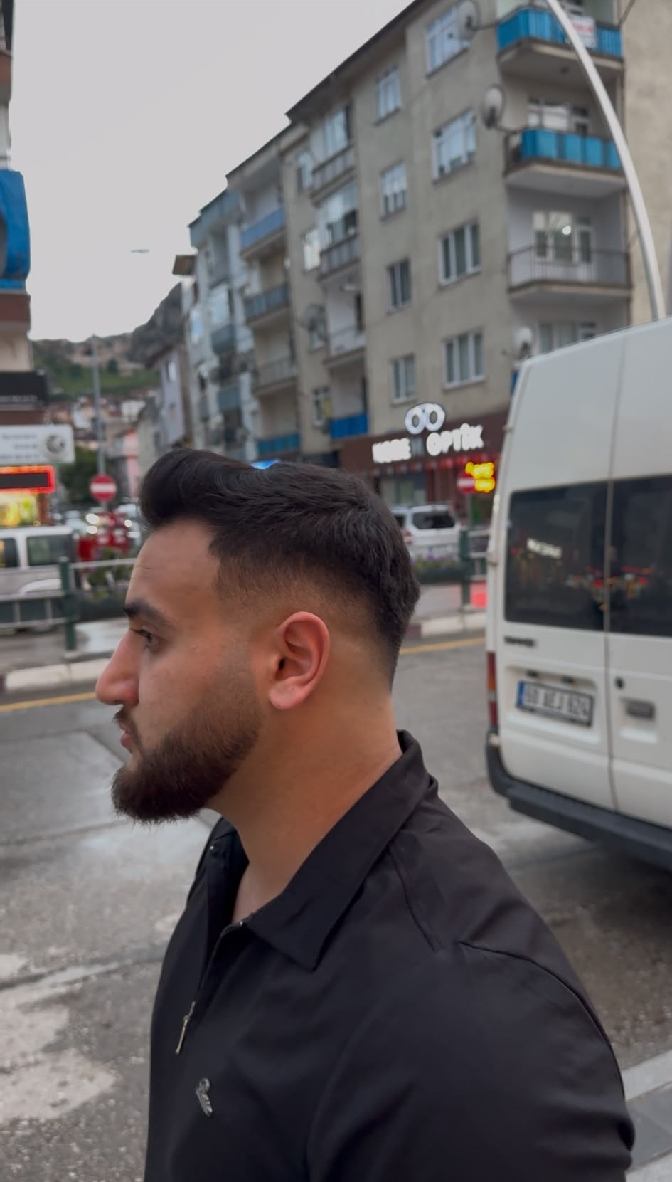 Pompadour fade ve sakal, dış çekim